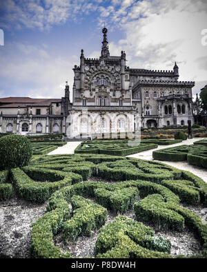 Bussaco Palace Hotel und die Gärten in Portugal an einem sonnigen Tag. Stockfoto