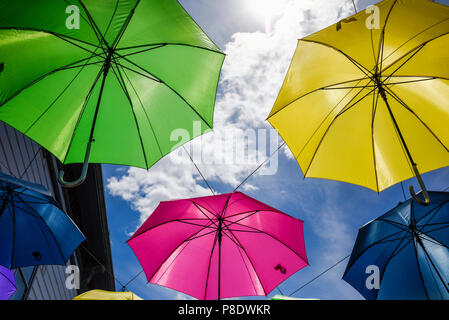 Sonnenschirme außerhalb in der Luft Stockfoto