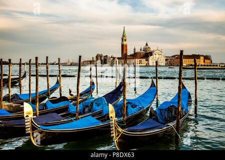 Gondeln in Venedig, Italien, am Morgen. Im Hintergrund ist die Insel San Giorgio Maggiore. Stockfoto