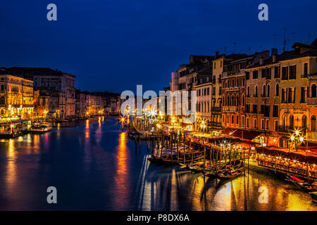 Blick auf den Grand Canal in der Dämmerung von der Rialto-Brücke in Venedig, Italien Stockfoto