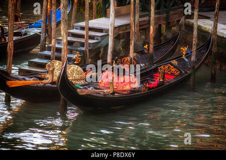 Gondeln an einem Pier in Venedig, Italien Stockfoto