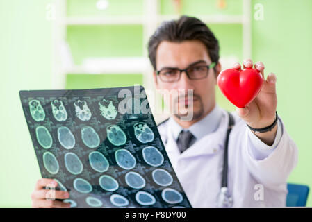 Arzt Radiologe an x-ray im Krankenhaus Scan Stockfoto