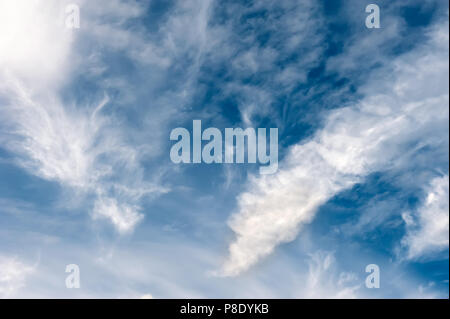 Schöne ungewöhnlich weißen flauschigen fedrigen Wolken. Hintergrund Stockfoto