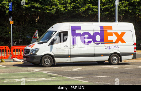 Vom 5. Juli 2018 einen Fedex Express mercedes Lieferung Fahrzeug auf dem Weg zu einem anderen Drop-off in Dundonald Dorf in Belfast Nordirland Stockfoto