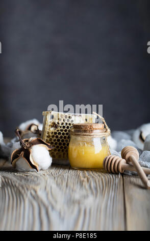 Baumwolle Honig in einem Glas Flasche auf einer hölzernen Oberfläche. Nahaufnahme Stockfoto
