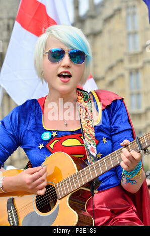 Madeleina Kay-EU-Supergirl und Junge Europäerin des Jahres 2018 - Singen ein anti-Brexit Song außerhalb des Parlaments, 10. Juli 2018 Stockfoto