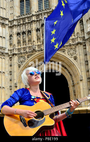 Madeleina Kay-EU-Supergirl und Junge Europäerin des Jahres 2018 - Singen ein anti-Brexit Song außerhalb des Parlaments, 10. Juli 2018 Stockfoto