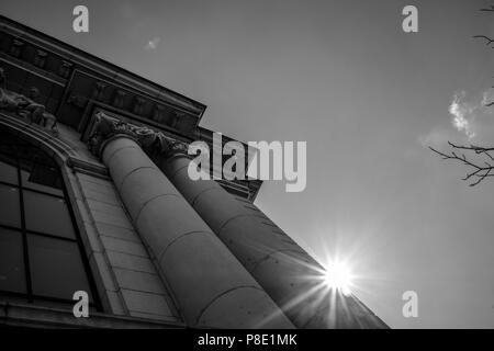 Sonnenstrahlen, durch Beugungen von einer der Säulen des Gebäudes der Universität Sofia, Bulgarien, Moody Bild in Schwarz und Weiß mit Klare Stockfoto