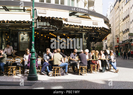 Gönner Chatten an der Compas-Bistro in der Rue Montorgueil, Paris, Frankreich. Stockfoto