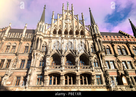 Die Neue Rathaus (Neues Rathaus) - großartige neo-gotischen Gebäude in München bei Sonnenuntergang Stockfoto