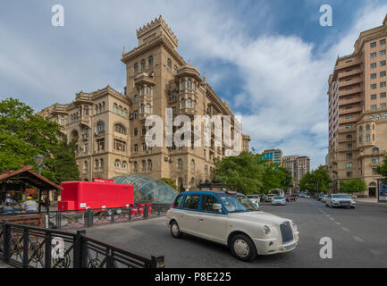 Fußgänger auf Nizami Street in Baku, Aserbaidschan Stockfoto