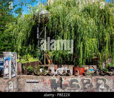 Berlin Prenzlauer Berg Ausland Garten & Gemeinschaftsbereich mit Disco ball. Ort der experimentellen und improvisierten Musik in ehemaligen squat Gebäude. Stockfoto