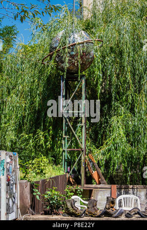 Berlin Prenzlauer Berg Ausland Garten & Gemeinschaftsbereich mit Disco ball. Ort der experimentellen und improvisierten Musik in ehemaligen squat Gebäude. Stockfoto