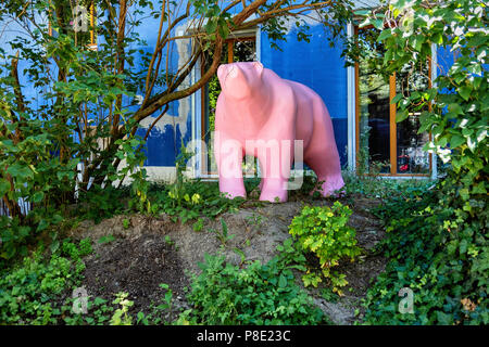 Berlin Prenzlauer Berg Rosa Buddy Bär im Garten von Ausland Gebäude. Ort für Experimentelle & improvisierte Musik im ehemaligen squat Gebäude. Stockfoto