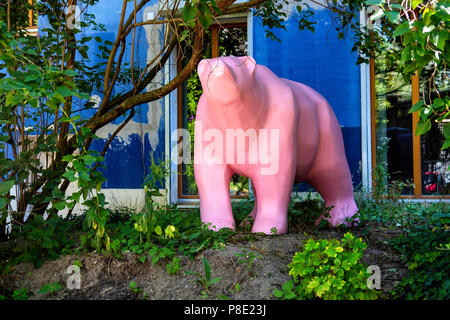 Berlin Prenzlauer Berg Rosa Buddy Bär im Garten von Ausland Gebäude. Ort für Experimentelle & improvisierte Musik im ehemaligen squat Gebäude. Stockfoto