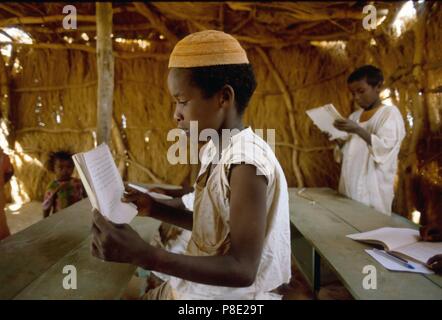 Northern Sudan, Schule für nomadische Kinder in der Wüste der Bayuda Stockfoto