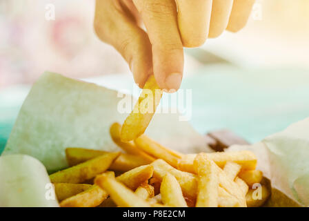 Hand, Kartoffel, Pommes frites oder Pommes Frites. Ungesunde Nahrung Stockfoto