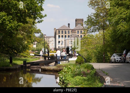 Menschen rund um Schloss auf dem schmalen Kanal, Slaithwaite Huddersfield, West Yorkshire Stockfoto