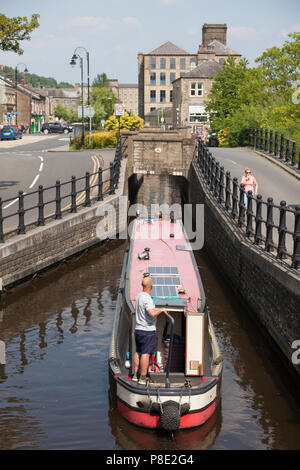 15-04 auf dem Huddersfield schmalen Kanal durch Tunnel unter der Straße, Slaithwaite, West Yorkshire Stockfoto