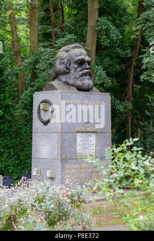 Karl Marx Grab in Highgate Friedhof, London. Stockfoto