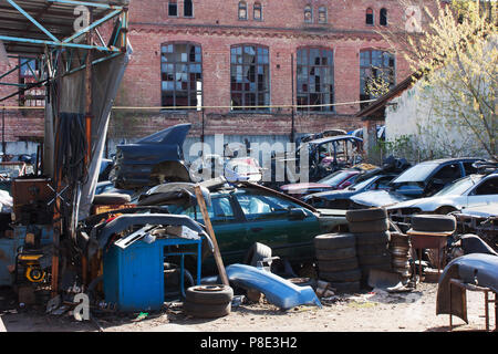 Eine verlassene Dump der kaputte Autos, Ersatzteile, Räder, Reifen. Stockfoto