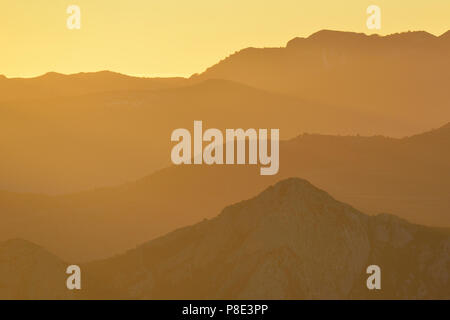 Berge im Abendlicht in der Nähe von La Pobla de Segur, Andorra, Spanien Stockfoto