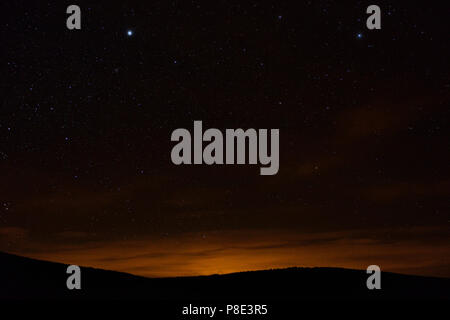 Sternenhimmel über eine bergige Landschaft in der Nähe von La Pobla de Segur, Andorra, Spanien Stockfoto