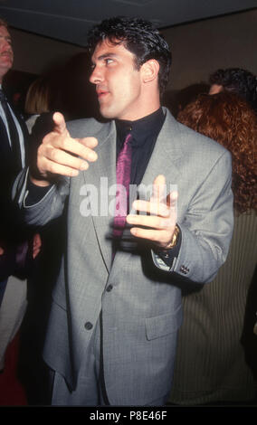 WESTWOOD, CA - 26. Februar: Schauspieler Antonio Banderas nimmt an Warner Bros. Pictures'' Die Mambo Kings' Premiere am 26. Februar 1992 an den Mann Bruin Theater in Westwood, Kalifornien. Foto von Barry King/Alamy Stock Foto Stockfoto