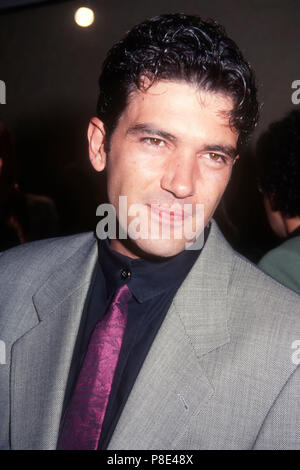 WESTWOOD, CA - 26. Februar: Schauspieler Antonio Banderas nimmt an Warner Bros. Pictures'' Die Mambo Kings' Premiere am 26. Februar 1992 an den Mann Bruin Theater in Westwood, Kalifornien. Foto von Barry King/Alamy Stock Foto Stockfoto