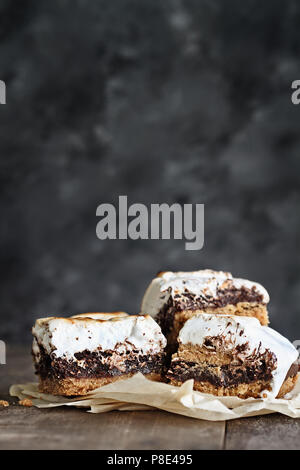 Köstliche Smores Erdnussbutter Brownie bars mit freier Platz für Text. Extrem flache Tiefenschärfe mit selektiven Fokus auf smores Bars. Stockfoto