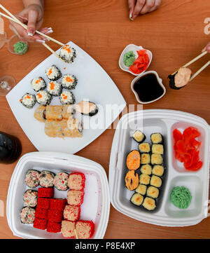 Japanische Küche. Auf dem Tisch, mehrere Sätze von Brötchen und Sushi. Stockfoto