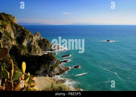 Klippen und Strände von Capo Vaticano in Kalabrien, Italien - hohe Blickwinkel betrachten. Stockfoto