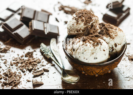 Hausgemachtes Vanilleeis mit Chocolate Chips. Erfrischendes Dessert für Gourmets. stracciatella. Selektiver Fokus Stockfoto