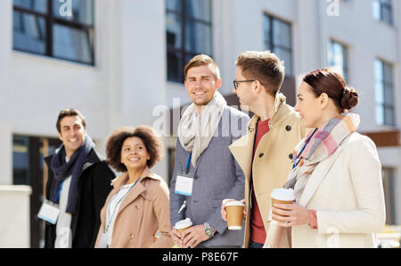 Büroarbeiter mit Kaffee auf Stadt. Stockfoto