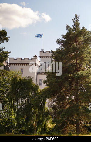 Blair Atholl Schloss - schottische Flagge im Wind Stockfoto