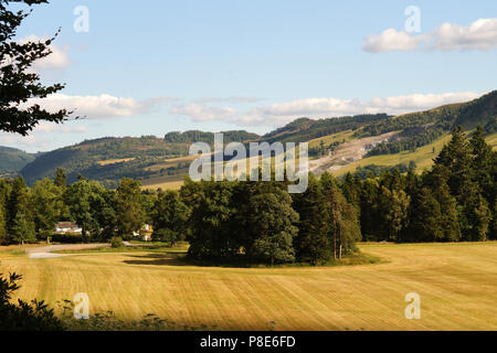 Blair Atholl Blick durch die Bäume auf die schottische Landschaft mit Bergen und Feldern Stockfoto