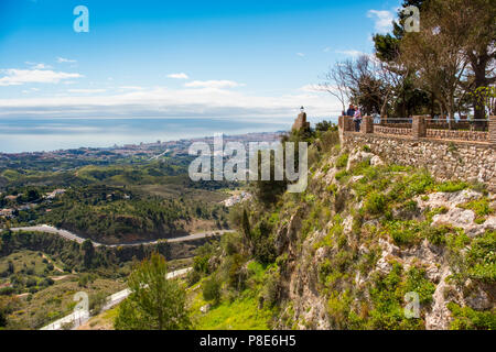 Alte Arabische Mauer, Panoramablick und die Gärten. Weiße Dorf Mijas, Provinz Malaga, Costa del Sol, Andalusien, Spanien Europa Stockfoto