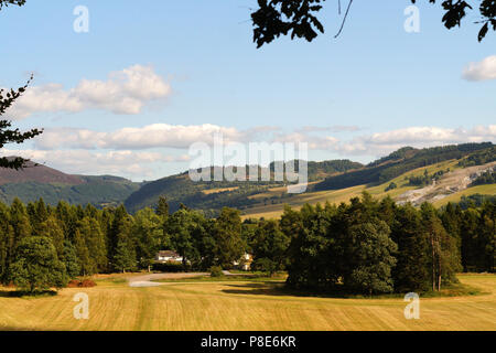 Blair Atholl Blick durch die Bäume auf die schottische Landschaft mit Bergen und Feldern Stockfoto