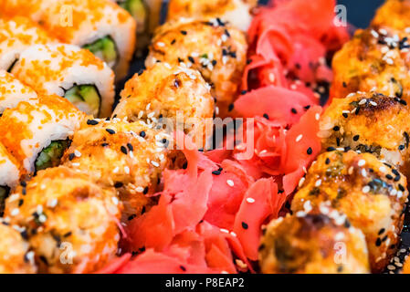 Japanisches sushi Rollen und Ingwer in der Nähe Stockfoto