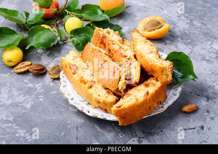 Italienische biscotti Kekse mit Mandeln und getrockneten Früchten Stockfoto
