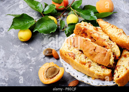 Italienische biscotti Kekse mit Mandeln und getrockneten Früchten Stockfoto