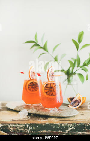 Gläser Aperol Spritz Alkohol Cocktail mit Orangen und Eis Stockfoto