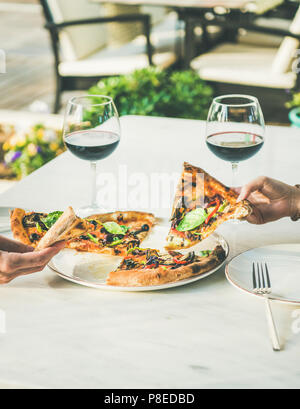 Im Sommer Mittag- oder Abendessen mit Pizza und Wein Stockfoto