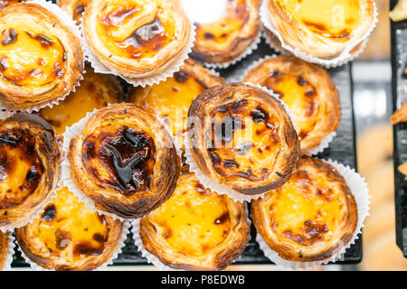 Reihen von Ei tart, traditionelle portugiesische Dessert, pasteis de Nata, Pudding. Cafe auf den Straßen von Lissabon, Portugal Stockfoto