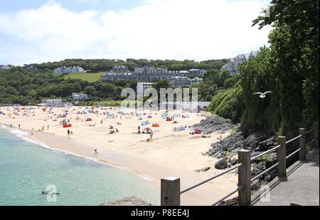 Urlauber und Sonnenanbeter am Strand von Newquay mit azurblauen Meer. Newquay, Cornwall, Großbritannien Stockfoto