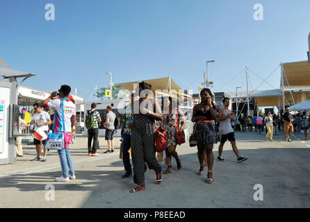Mailand, Italien - 06 30 2015: Afrikanische schwarze Frauen stolz Spaziergang auf der Mailänder Expo, Weltausstellung zum Thema Essen in Mailand, Italien Stockfoto