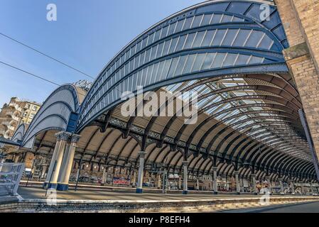 Schrägansicht des elaboate 19. Jahrhundert Vordächer über die platformms von York Railway Station. Stockfoto