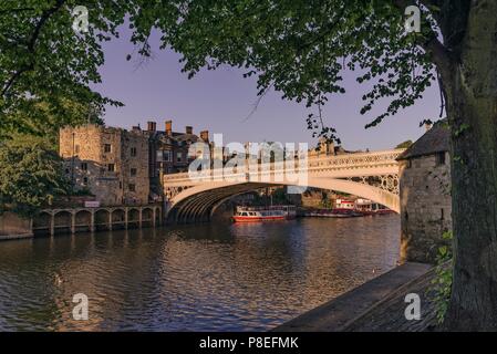 Lendal Brücke in York gefangen im Schein der Sonne verblassen. Stockfoto