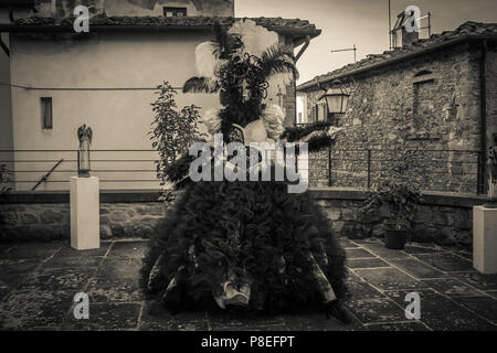 CASTIGLION FIBOCCHI, ITALIEN - Januar 28, 2018: Fantastische Karneval Maske in schwarz und weiß Stockfoto