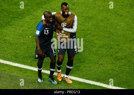 Sankt Petersburg, Russland - Juli 10: ngolo Kante (L) und Benjamin Mendy Frankreichs Nationalmannschaft Sieg während der FIFA WM 2018 Russland Semi Finale zwischen Frankreich und Belgien feiern bei Saint Petersburg Stadion am 10. Juli 2018 in Sankt Petersburg, Russland. MB Media Stockfoto